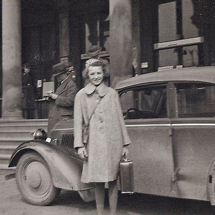 Erika Löbl am Bahnhof von Würzburg, 1938, vor ihrer Abreise nach England