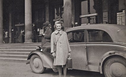 Erika Löbl am Bahnhof in Würzburg, 1938