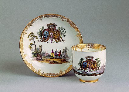 Kaffeetasse aus dem „Pisani-Gambero-Service“. Meißen um 1740-45. Das Service ist mit den Wappen der venezianischen Familien „Pisani“ und Gambero“ verziert.