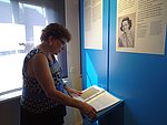 Barbara Steinberger, Tochter von Erika Löbl, besucht die Ausstellung "Jüdisches in Bamberg", die einen Bereich ihrer Mutter widmet.
