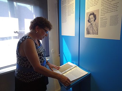 Barbara Steinberger, Tochter von Erika Löbl, besucht die Ausstellung "Jüdisches in Bamberg", die einen Bereich ihrer Mutter widmet.