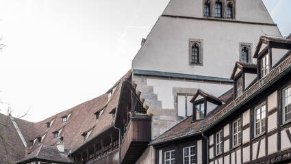 Der Neue Bau mit der Badstube von Osten. Foto: BLfD, David Laudien