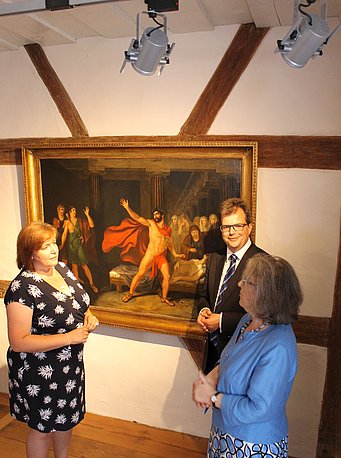 Dr. Regina Hanemann, Direktorin der Museen der Stadt Bamberg, Zweiter Bürgermeister Dr. Christian Lange und Domberg-Koordinatorin Michaela Schaetz (v.r.n.l.) bei der offiziellen Übergabe. Foto: Museen