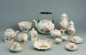 Service, Höchst, um 1765, Porzellan, L 264-266 Zum Ensemble gehören neben der zierlichen Teekanne ein großer Wasserkessel, henkellose Koppchen für Tee neben Henkeltassen für Kaffee, eine Teedose mit Porzellandeckel und eine Ablageschale für Löffel.