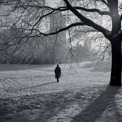Ernst Stewner, Posen, Winterspaziergang im Schlossviertel, um 1939/1940, Filmnegativ, 6 x 6 cm, © Herder-Institut Marburg