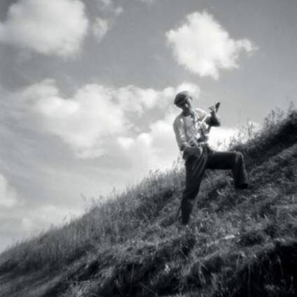 Ernst Stewner, Mäher auf dem Weichseldamm, vor 1939, Filmnegativ, 6 x 6 cm, © Herder-Institut Marburg