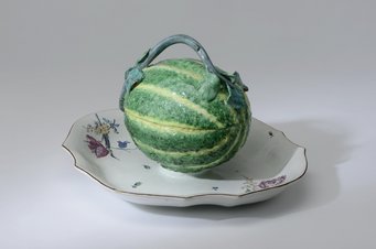 Deckelschüssel in Form einer Melone,  Straßburg, Paul Hannong, um 1754,  Fayence mit Aufglasurfarben, Inv. Nr. L 491