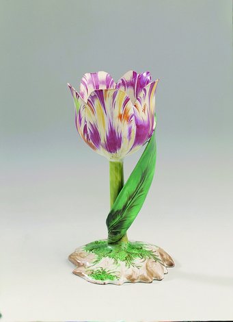 Eierbecher in Form einer Tulpe, Niderviller, Periode Jean-Louis Beyerle, um 1760-70, Fayence, Bemalung mit Aufglasurfarben, Museen der Stadt Bamberg, Inv. Nr. L 238
