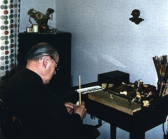 Max Huscher in seinem Schnitzzimmer. Foto privat