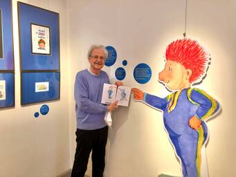 Das Sams und Paul Maar freuen sich über den neuen Ausstellungskatalog! Foto: Silke Heimerl © Museen der Stadt Bamberg