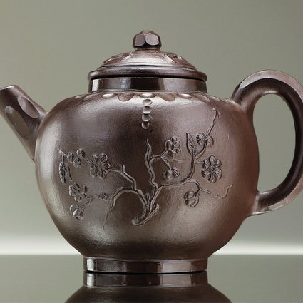 Das älteste Objekt in der Sammlung Ludwig Bamberg ist eine Teekanne. Noch nicht aus Porzellan, sondern aus Böttgersteinzeug, nach 1707 in Meißen hergestellt. 