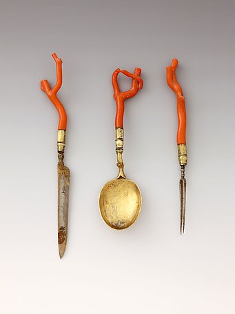 Besteck Messer, Gabel, Löffel, sicherlich italienisch, 1622, Koralle, Silber vergoldet, Eisen vergoldet