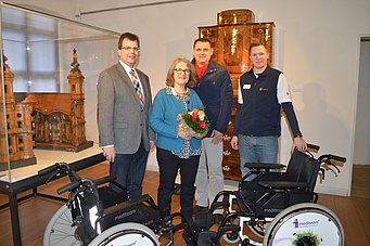 Bürgermeister Dr. Christian Lange überreichte Dr. Regina Hanemann, Direktorin der Bamberger Museen, einen Geburtstagsstrauß und dankte Mediteam-Chef Schrödel und seinem Mitarbeiter Thomas Pfab, Teamleiter Rehatechnik. (v.l.n.r.)