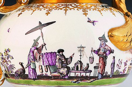 Adlerkanne mit bunten Chinoiserien, Meißen um 1730. Die Bildmotive zeigen das unbeschwerte Leben der Chinesen beim Essen, Müßiggang und Spiel und sind der Fantasie der Europäer entsprungen.