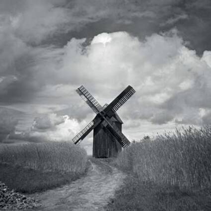 Ernst Stewner, Windmühle im Feld, 1939, Filmnegativ, 6 x 6 cm, © Herder-Institut Marburg