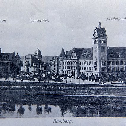 Die Postkarte zeigt die Synagoge als Sehenswürdigkeit gleichberechtigt zwischen der Oberpostdirektion und dem Landgericht, nach 1910. (Stadtarchiv Bamberg D 2088 + 9506)