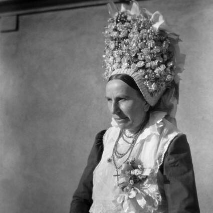 Ernst Stewner, Bambergerin mit Haube, vor 1937, Filmnegativ, 6 x 6 cm, © Herder-Institut Marburg