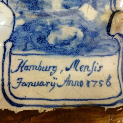Die Besonderheit an dieser Teedose ist die Signatur des Künstlers und die genaue Datumsangabe: auf der Schulter links steht: „Johann Otto Lessel Sculpsit et Pinxit“ und rechts: „Hamburg, Mensis Januarij Anno 1756“. 