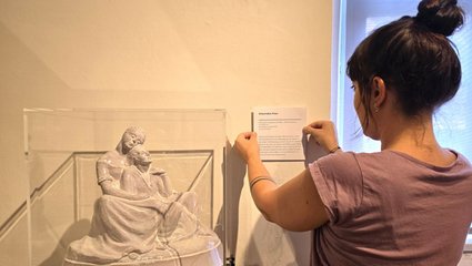 Kuratorin Eleonora Cagol tauscht das falsche Objektschild aus,