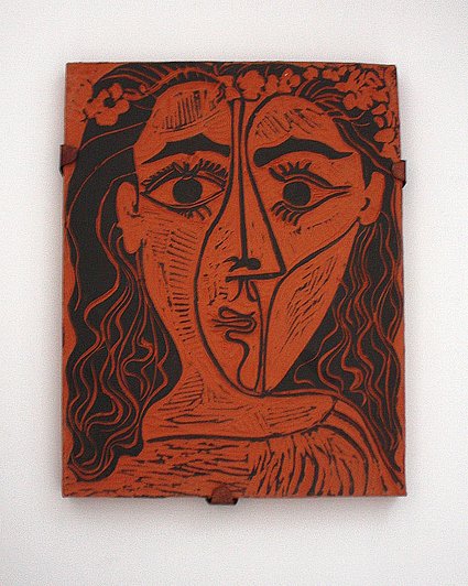 Frau mit Blumenkranz, 1964, rechteckige Platte, Fayence mit schwarzer Engobe