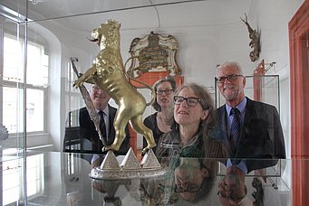 Stellten die "Neuerwerbung" der Öffentlichkeit vor (v.l.n.r.): OB Andreas Starke, Dr. Stephanie Tasch, Dezernentin der Kulturstiftung der Länder, Dr. Regina Hanemann, Direktorin der Museen der Stadt Bamberg sowie Eckard Wiltsch, Geschäftsführer der Ob