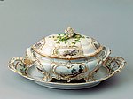 Terrine auf Unterplatte, Nymphenburg, um 1765, Porzellan, Bemalung mit Aufglasurfarben und Gold, Sammlung Ludwig Bamberg, Fayence und Porzellan, Inv. Nr. L 120